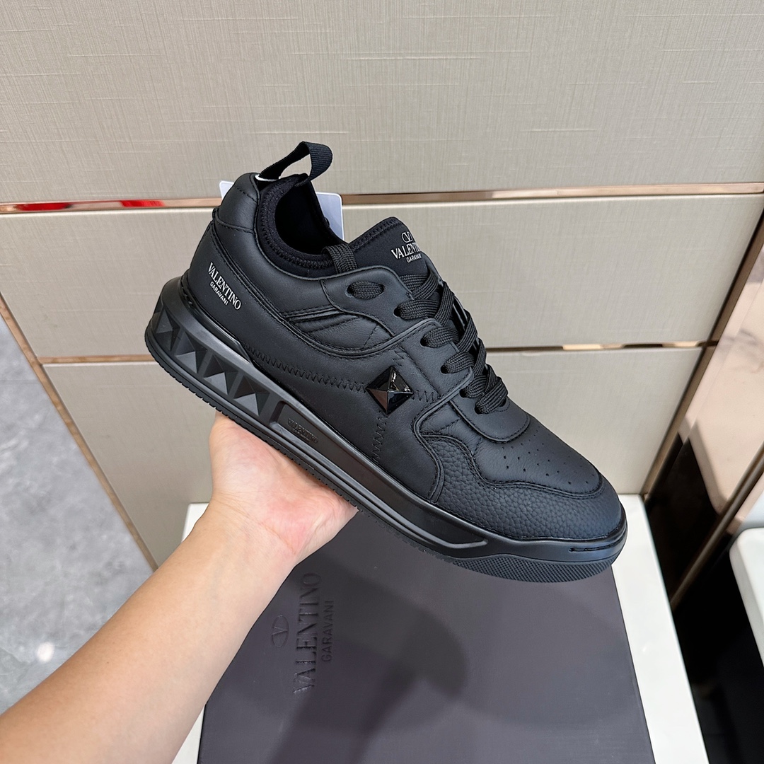 Bagsaaa Va1e*ntin0 On Stud Black Sneaker