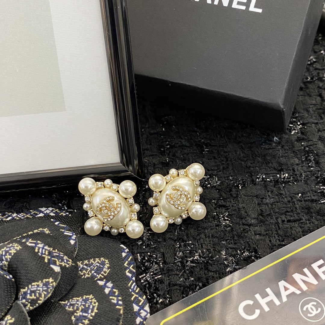 Bagsaaa Ch**el Stud Earrings Pearl & Crystal Gold