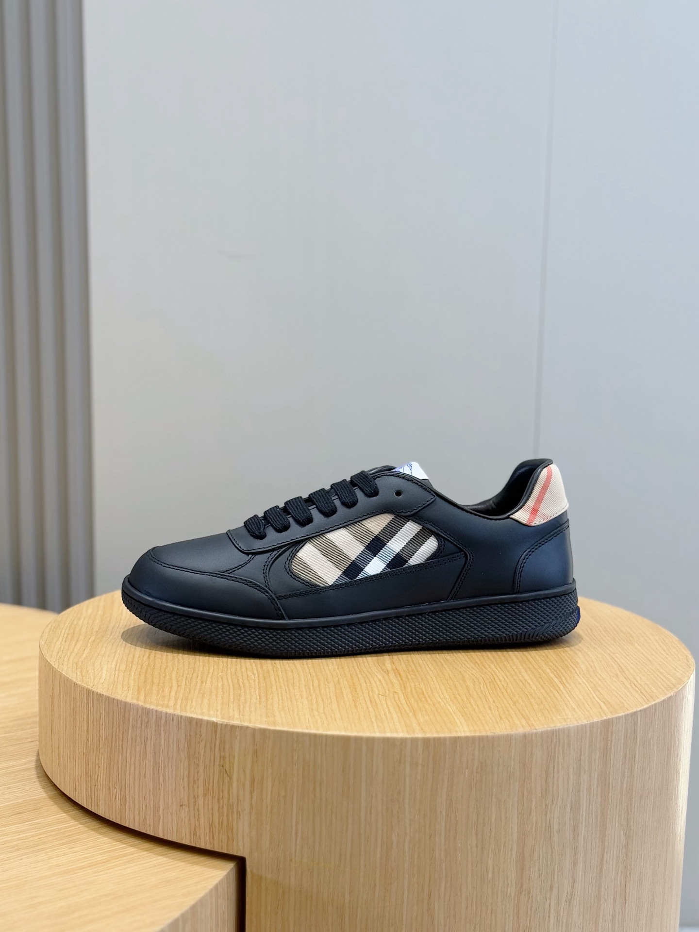 Bagsaaa Bv*b*rry Leather and Check Terrace Sneakers Black