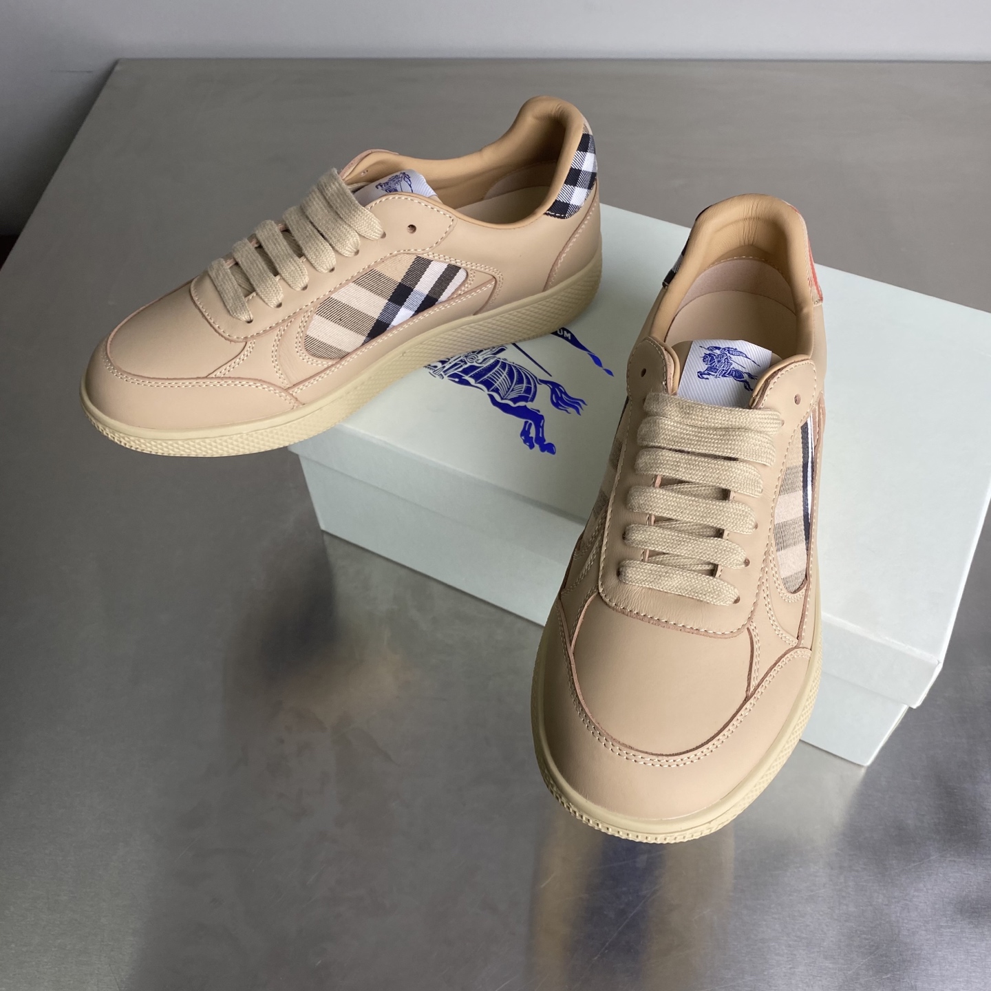 Bagsaaa Bv*b*rry Leather and Check Terrace Sneakers Beige